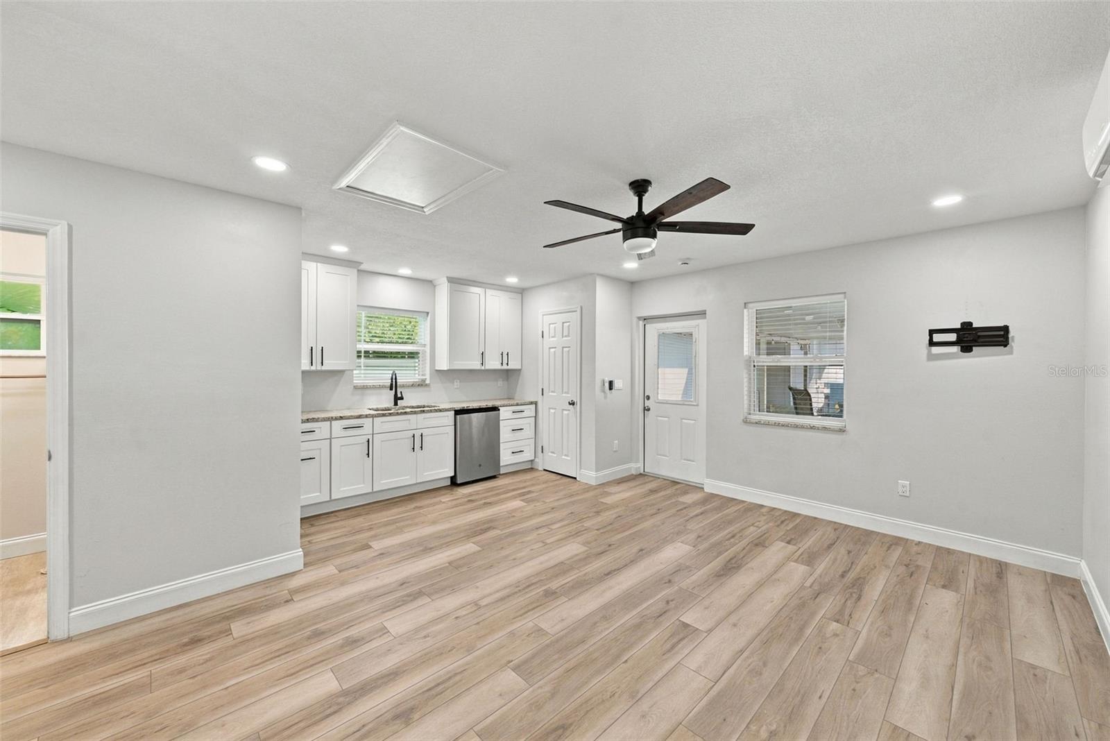 109 E JEAN ST