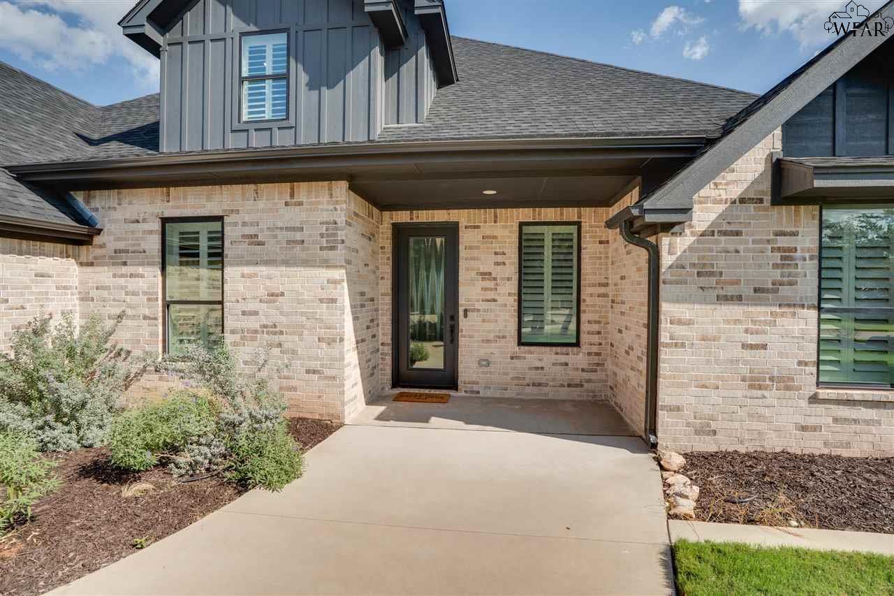 210 BAY HILL DR