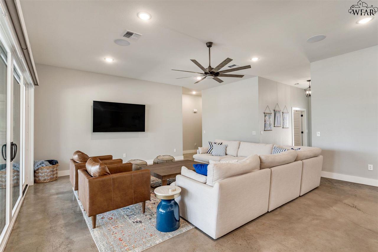 210 BAY HILL DR