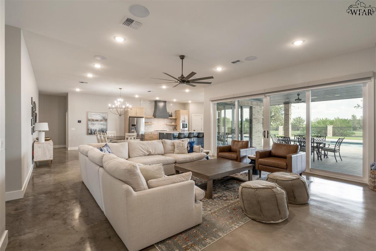 210 BAY HILL DR