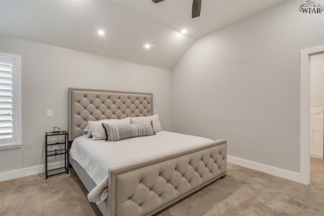 210 BAY HILL DR