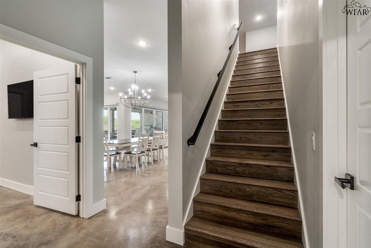 210 BAY HILL DR