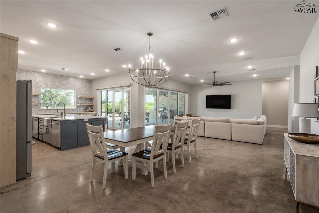 210 BAY HILL DR