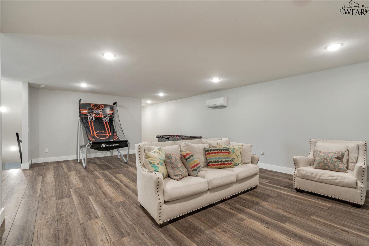 210 BAY HILL DR