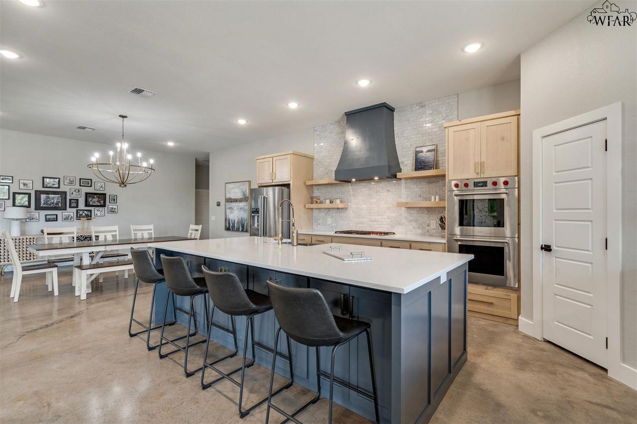 210 BAY HILL DR