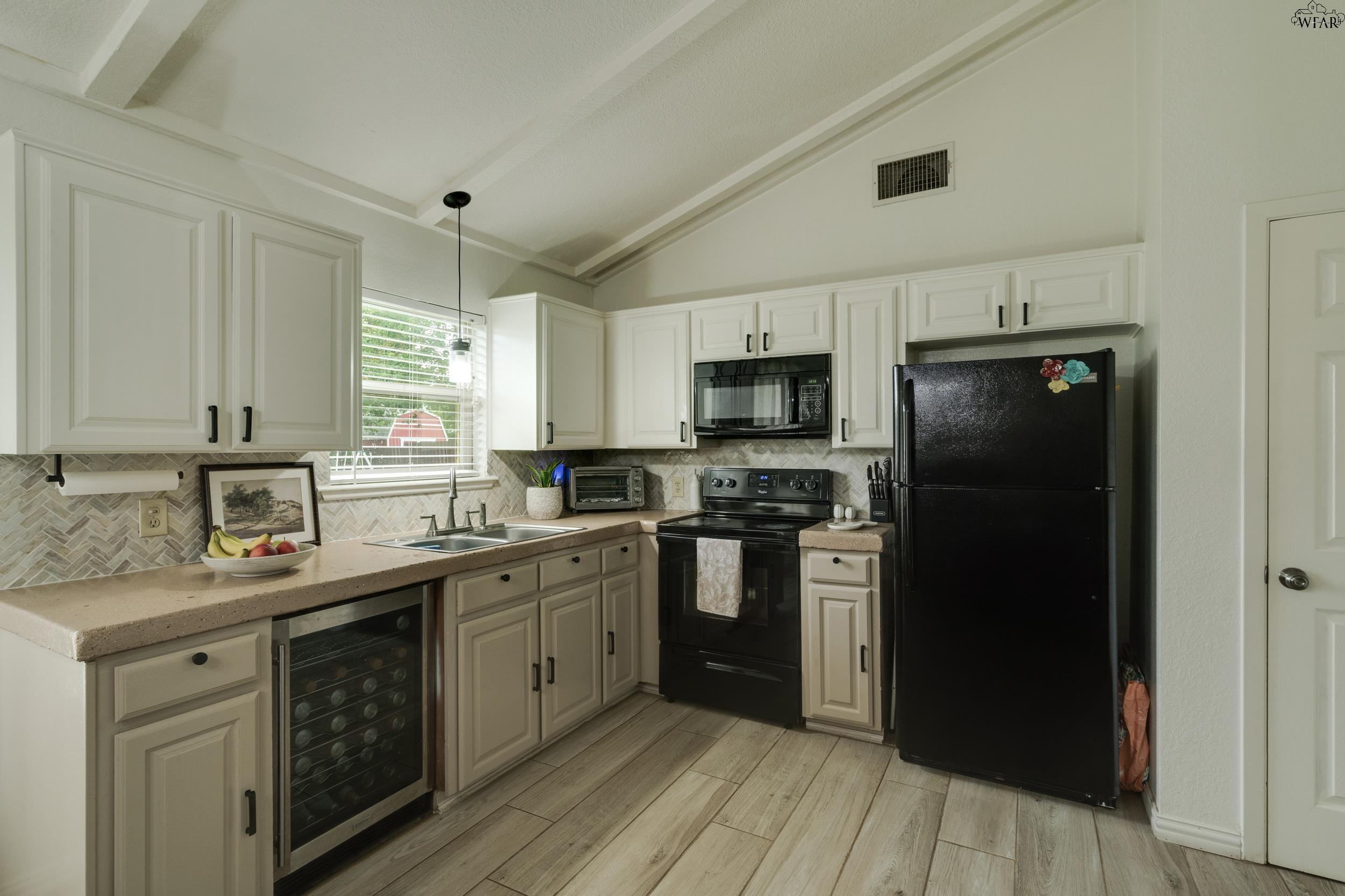 1621 GRANDVIEW EAST