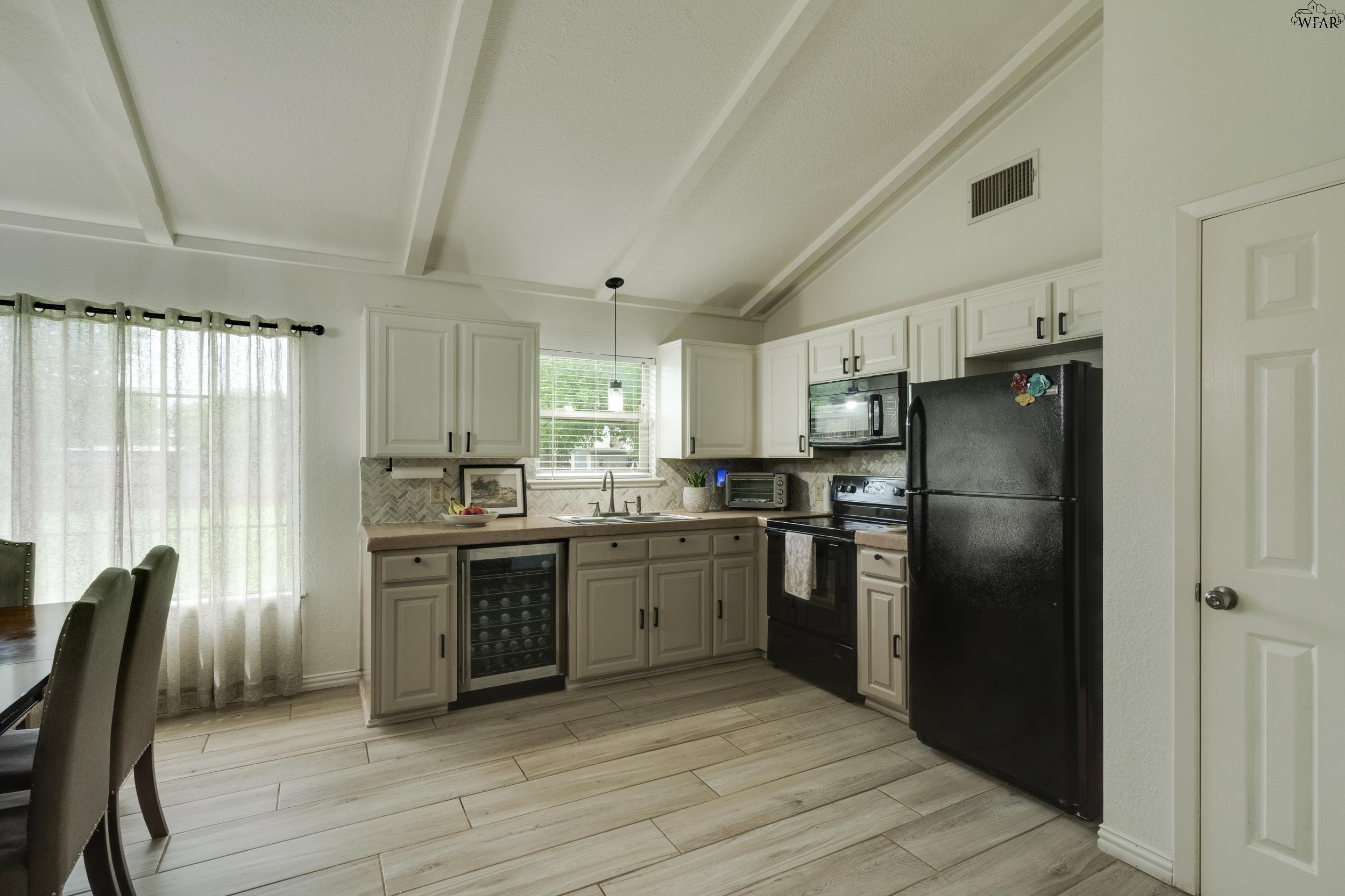 1621 GRANDVIEW EAST