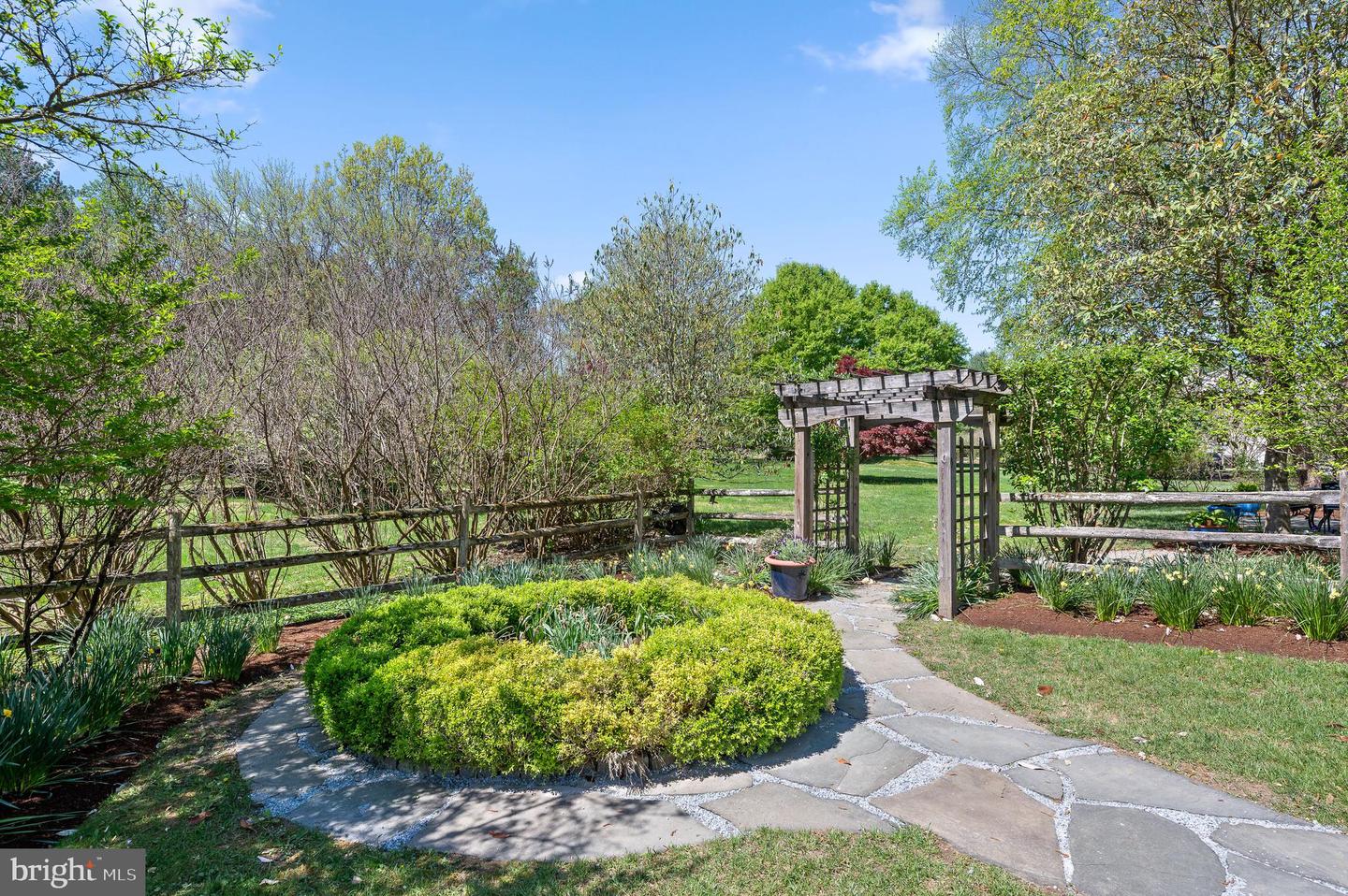 2 Saw Grass Ln