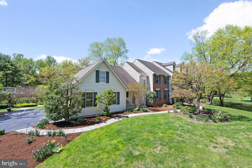 2 Saw Grass Ln