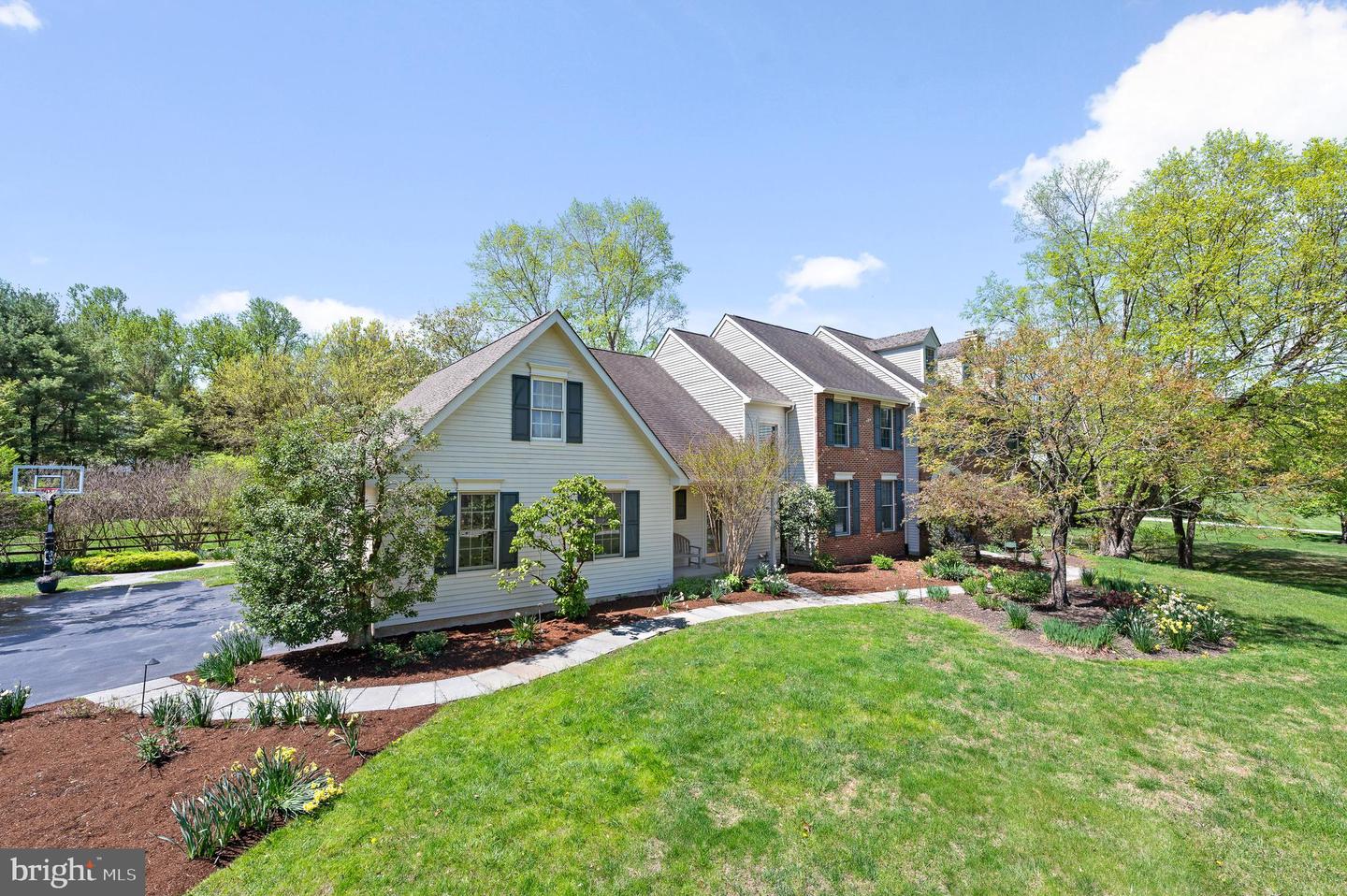 2 Saw Grass Ln