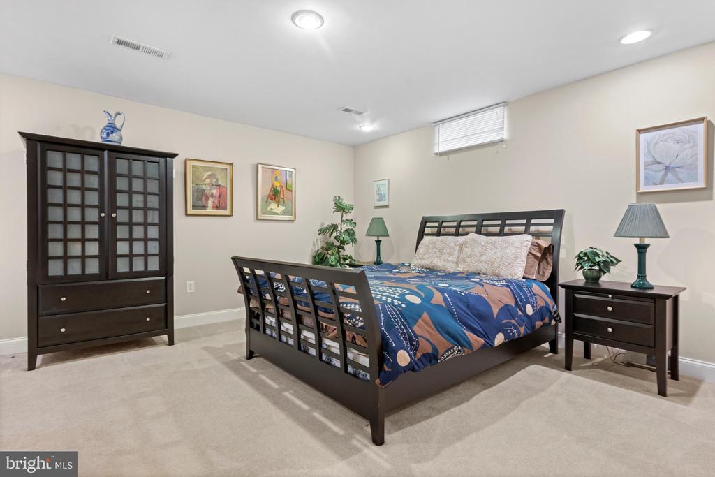 7 ELLISTON COURT