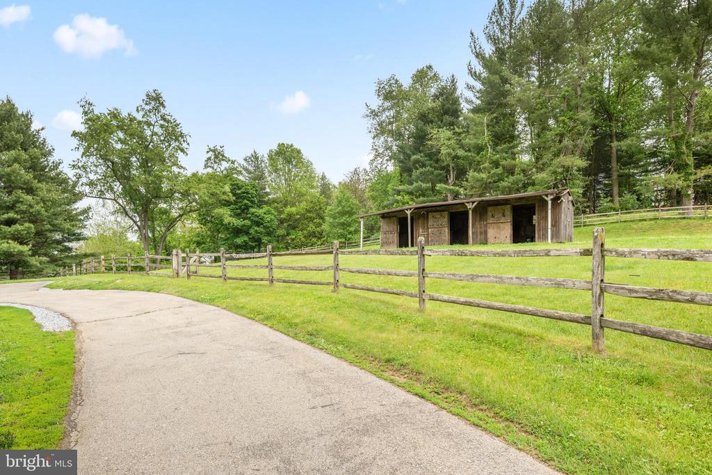592 W CREEK ROAD