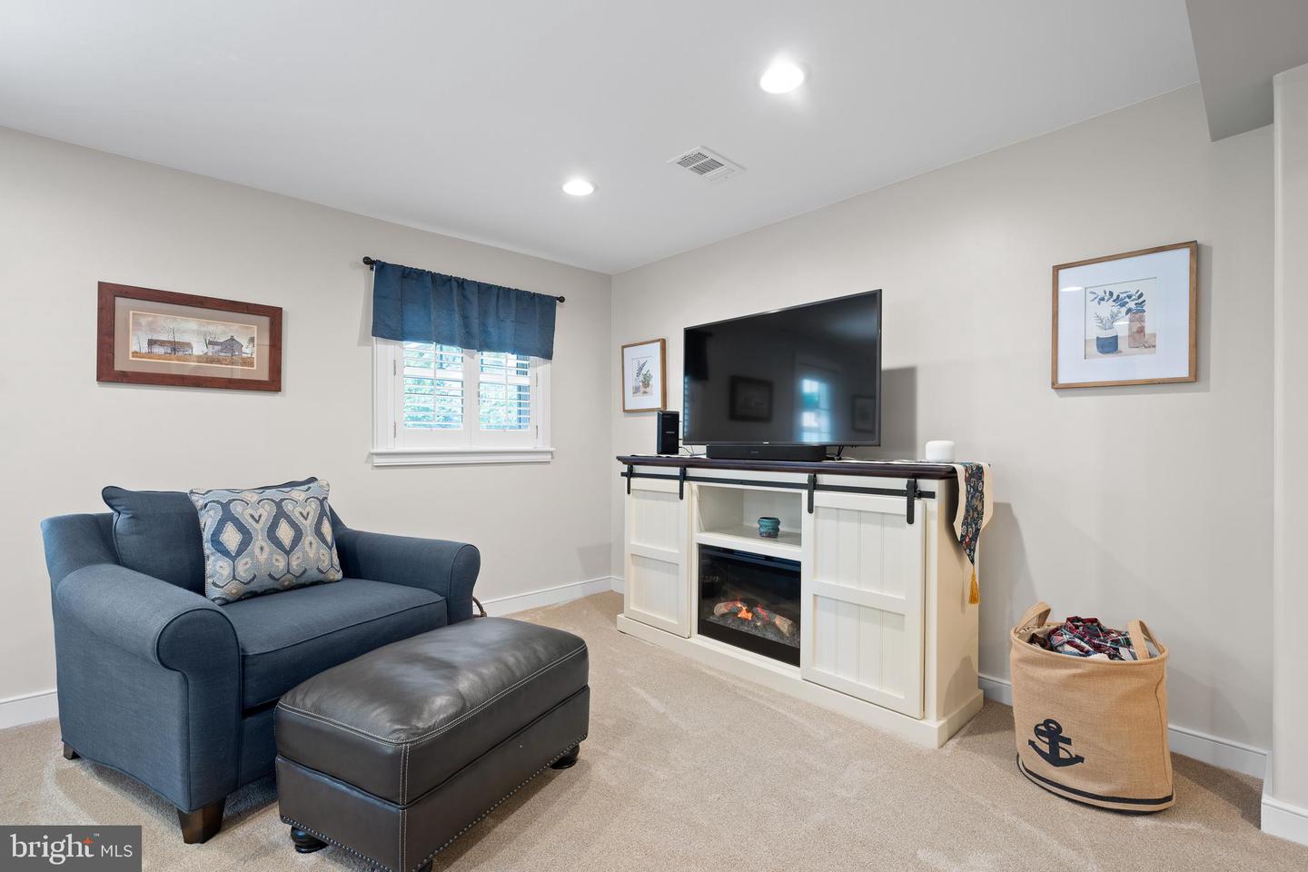 220 Canterbury Dr