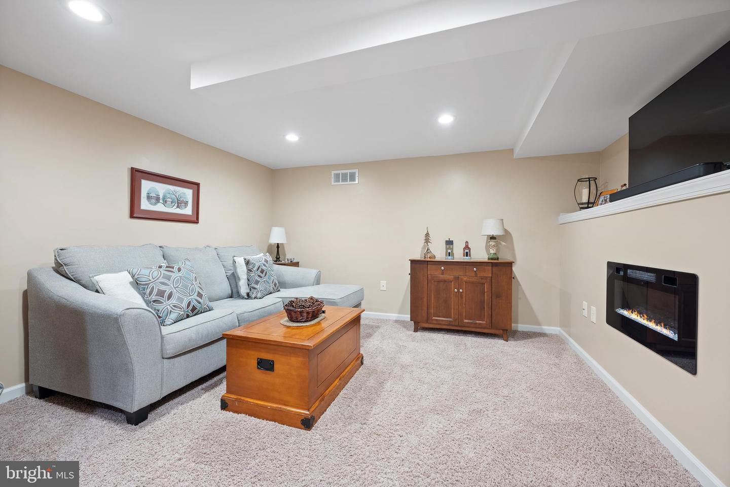 220 Canterbury Dr