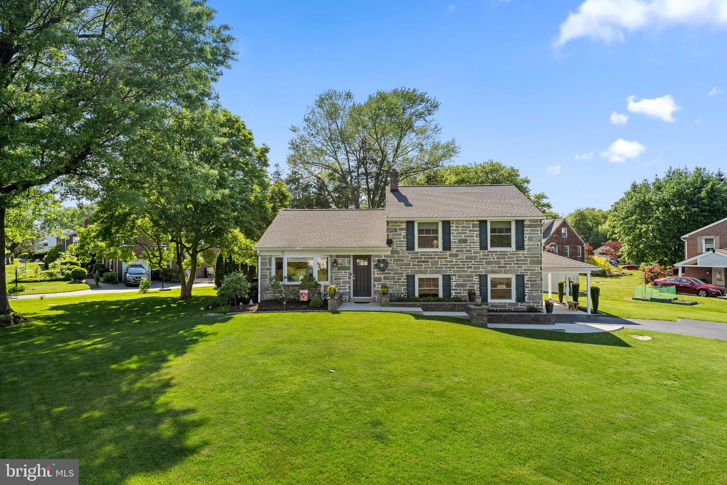 220 Canterbury Dr