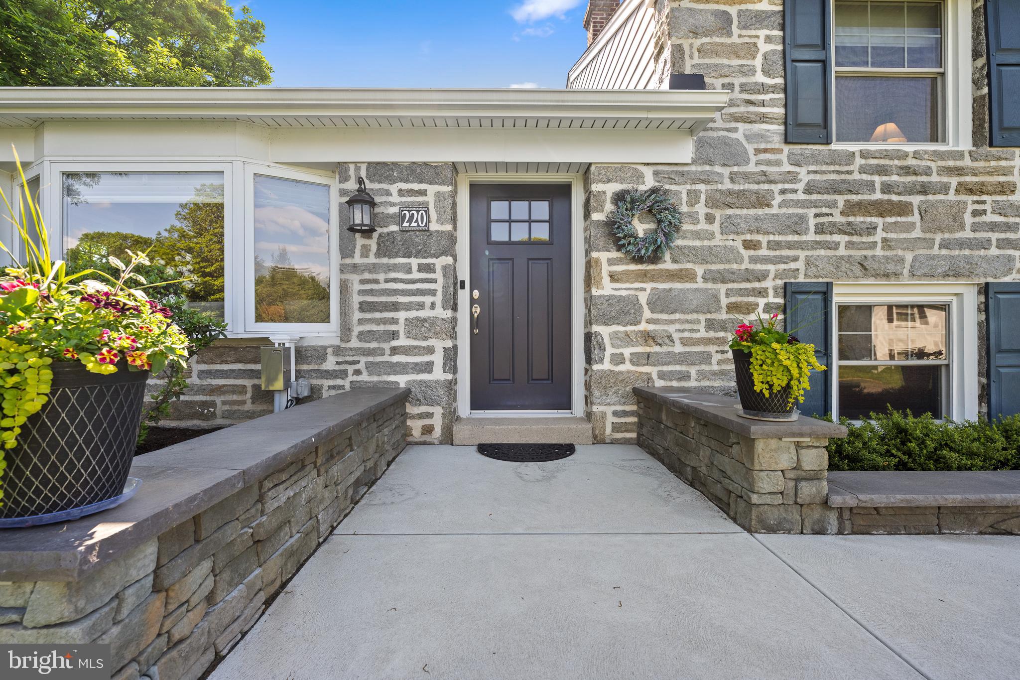220 Canterbury Dr