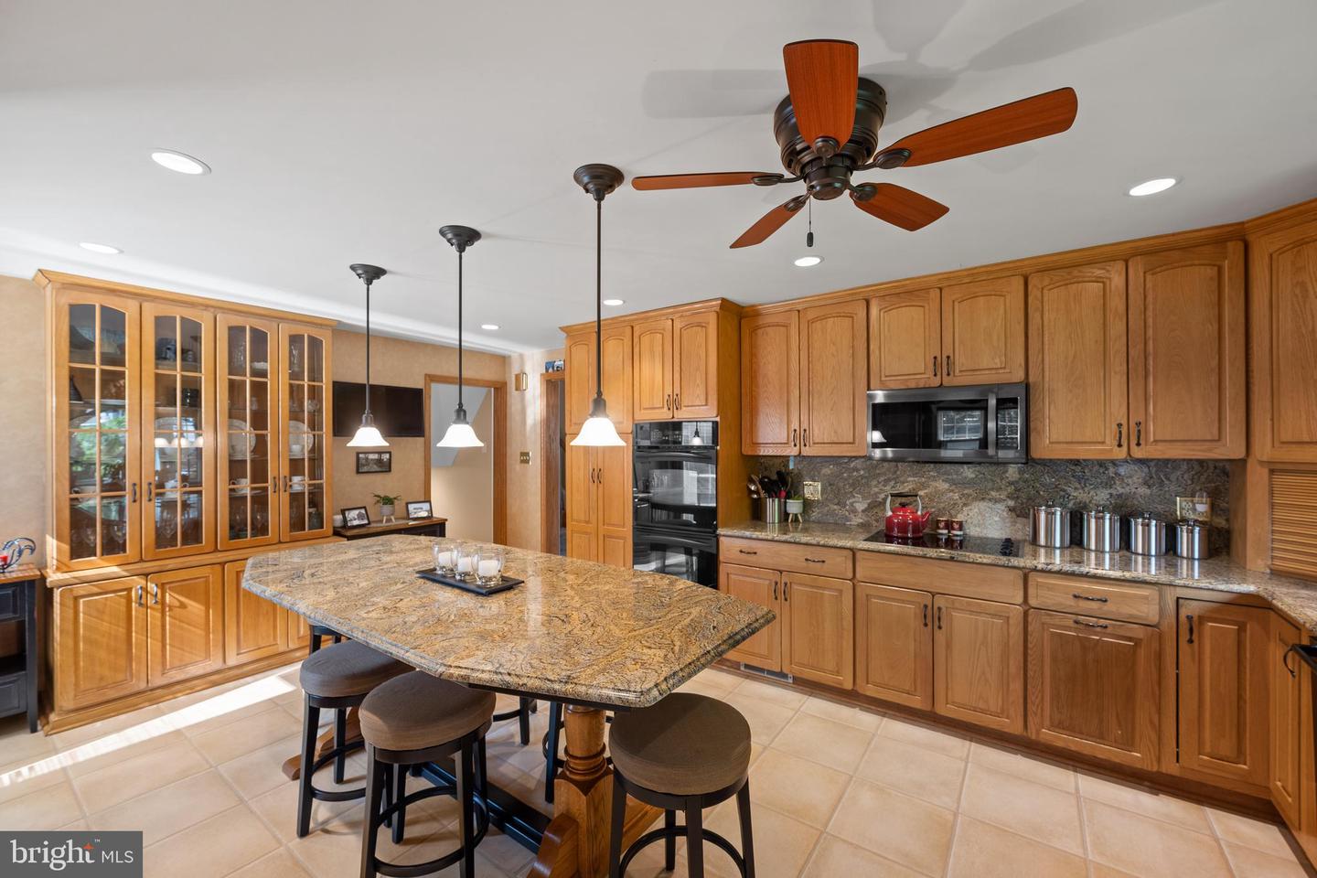 220 Canterbury Dr