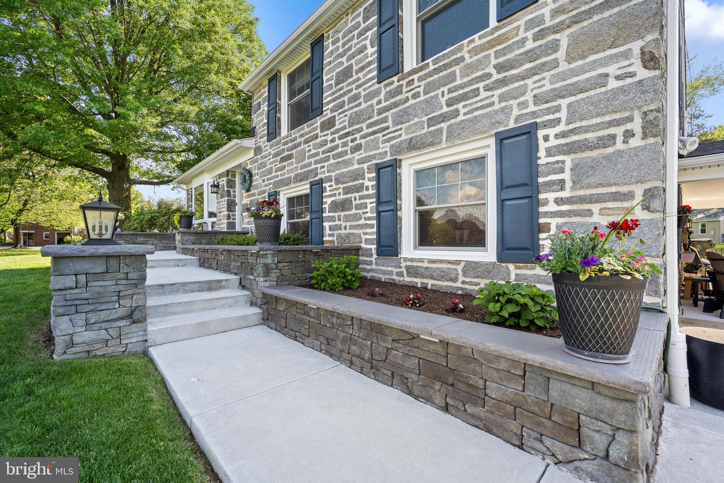 220 Canterbury Dr