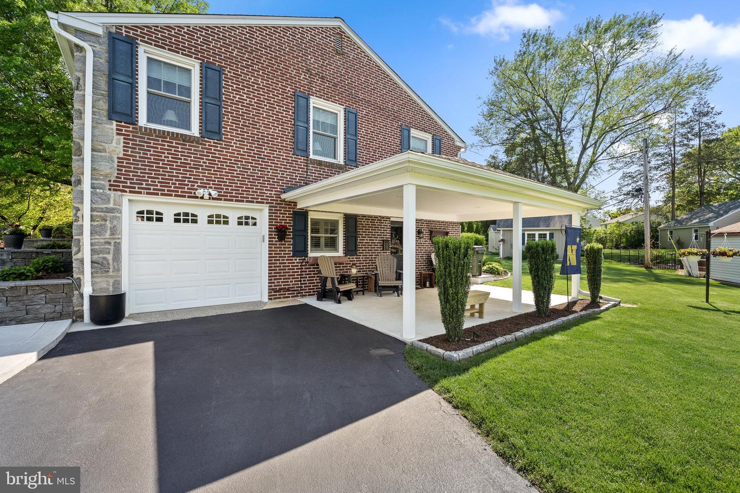 220 Canterbury Dr