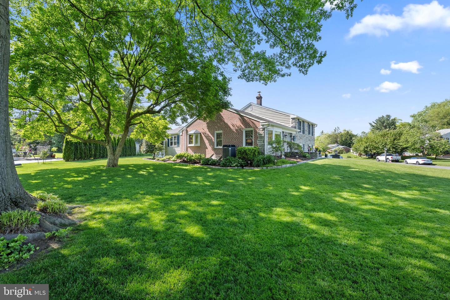 220 Canterbury Dr