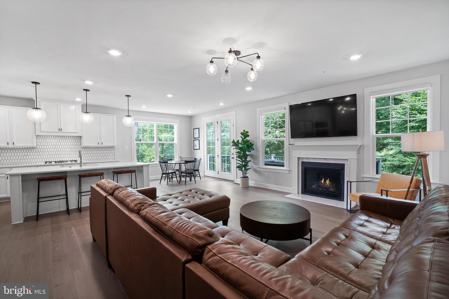 233 W Ponds Edge Dr
