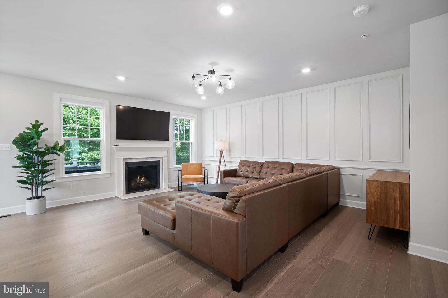 233 W Ponds Edge Dr