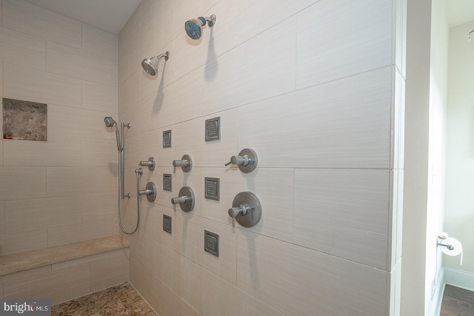 3728 LISETER GARDENS