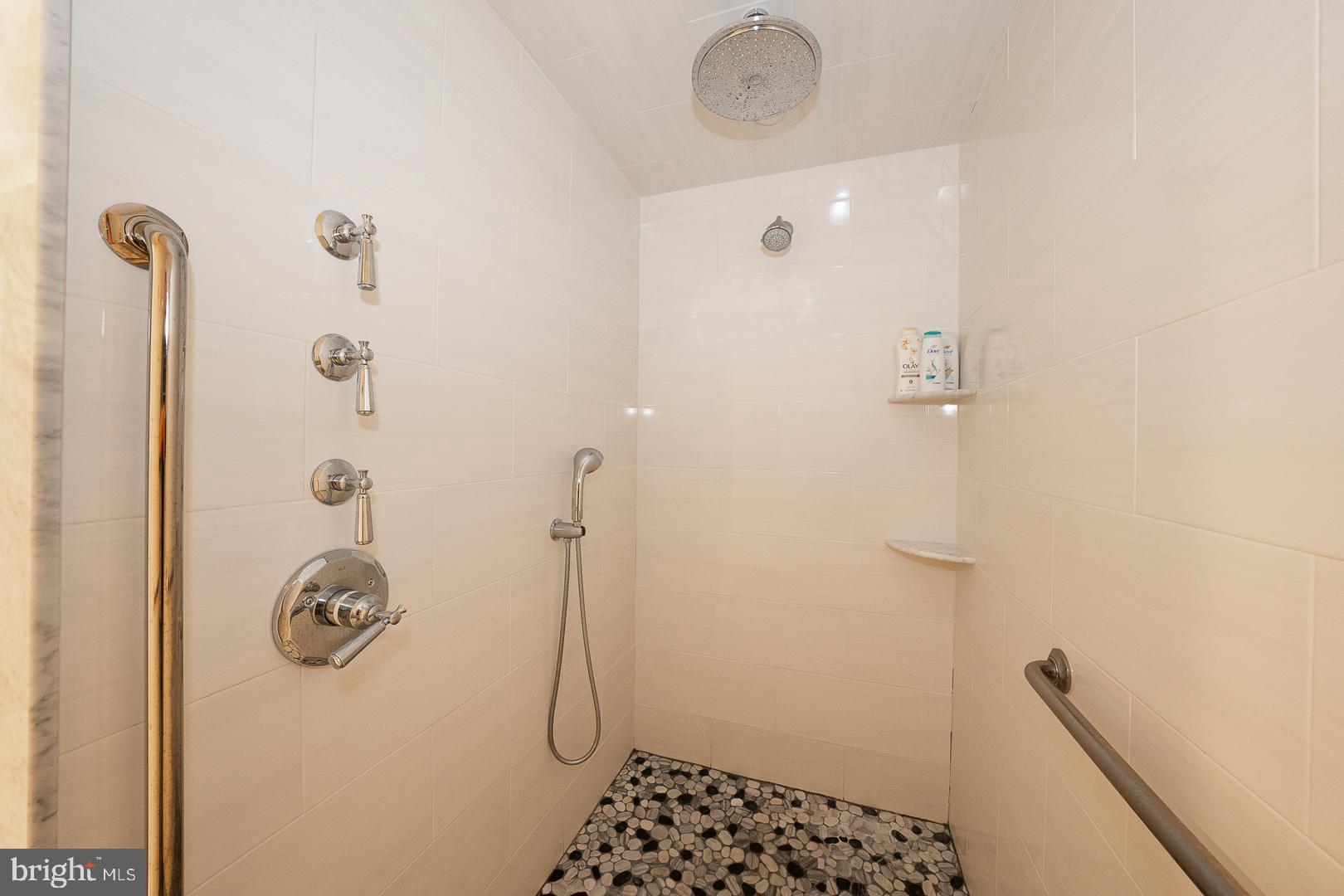 3728 LISETER GARDENS