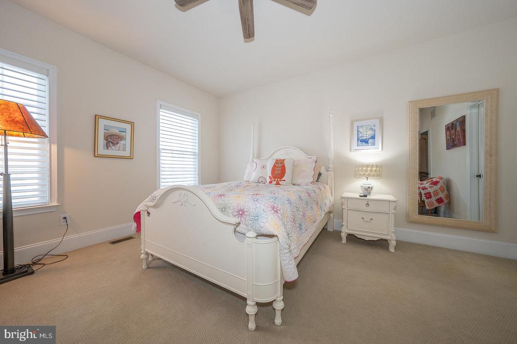3728 LISETER GARDENS
