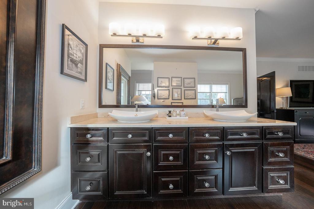 3728 LISETER GARDENS