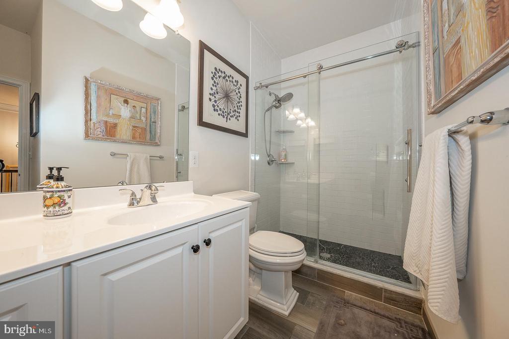 3728 LISETER GARDENS