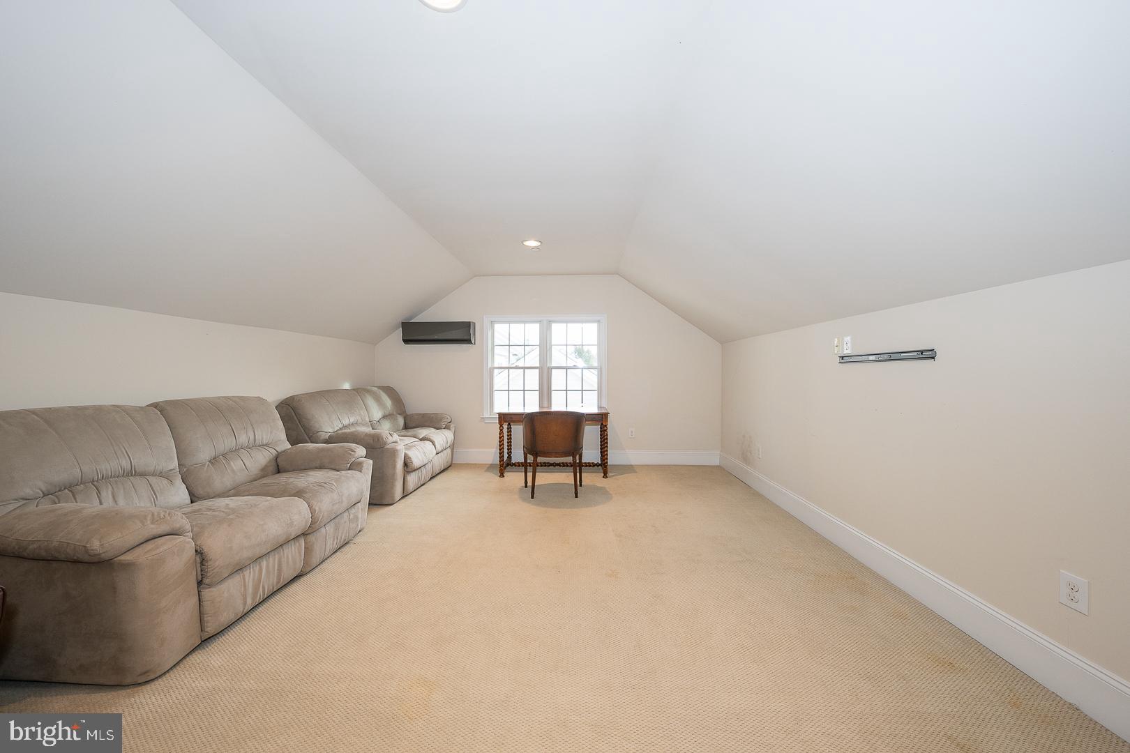 3728 LISETER GARDENS