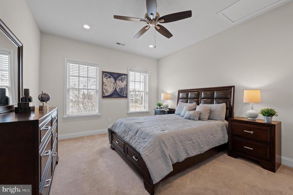 300 Greenbank Ln