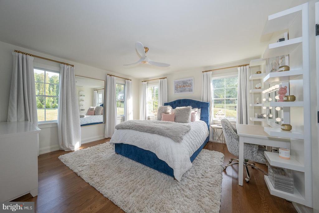 5 HONEYSUCKLE COURT