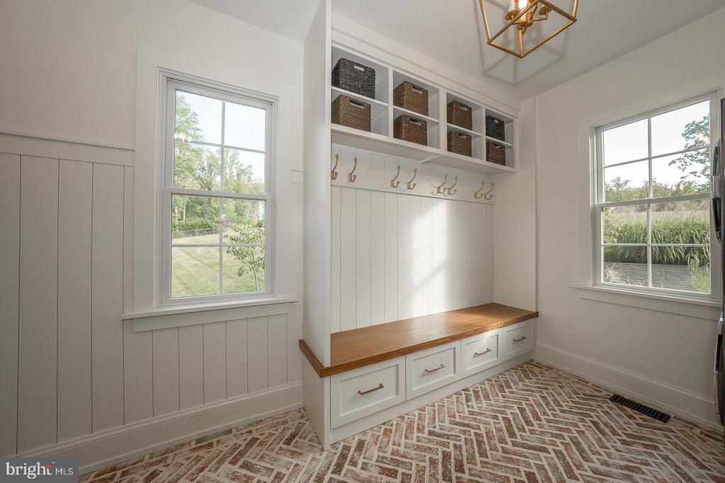 5 HONEYSUCKLE COURT