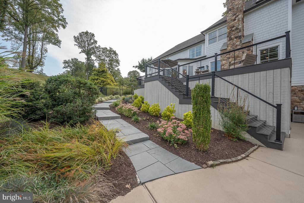 5 HONEYSUCKLE COURT