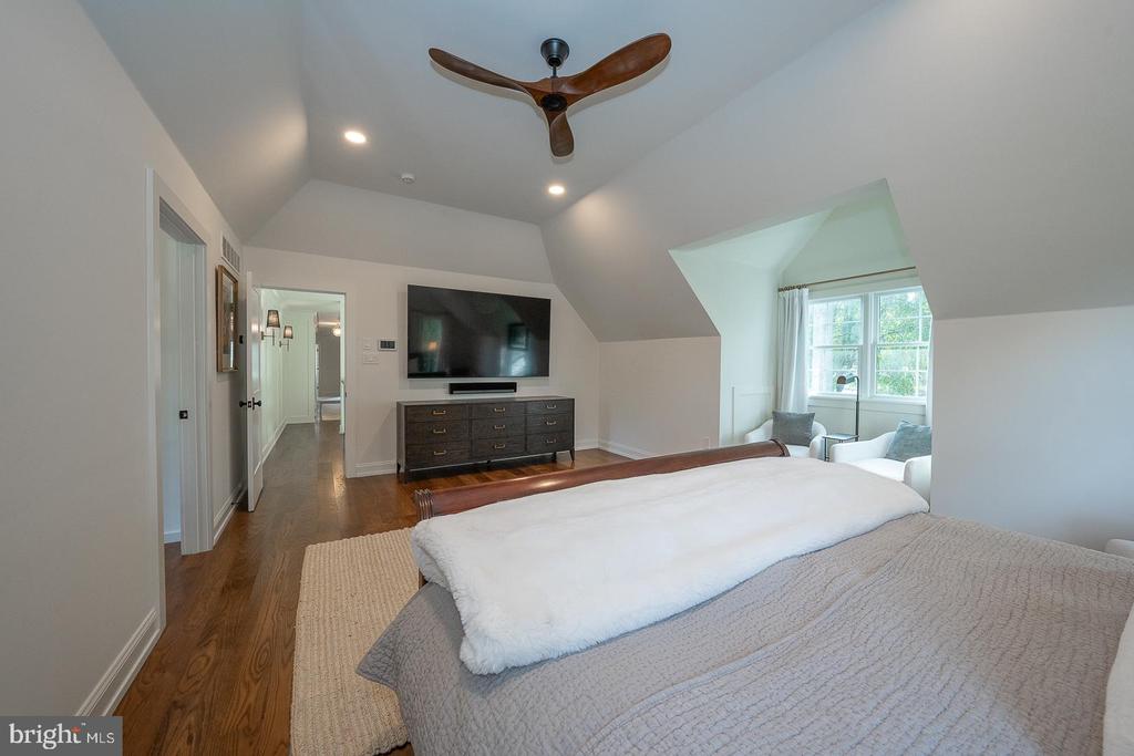 5 HONEYSUCKLE COURT