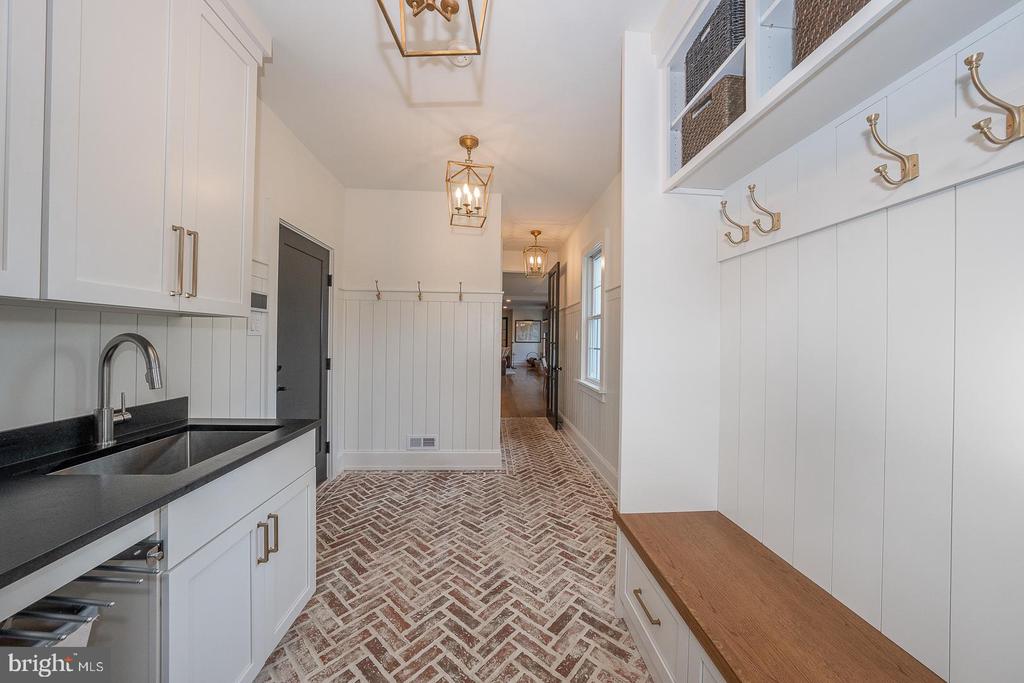 5 HONEYSUCKLE COURT