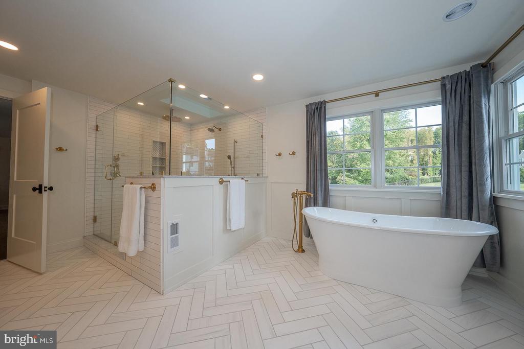 5 HONEYSUCKLE COURT