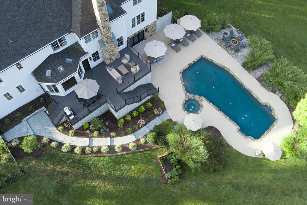 5 HONEYSUCKLE COURT