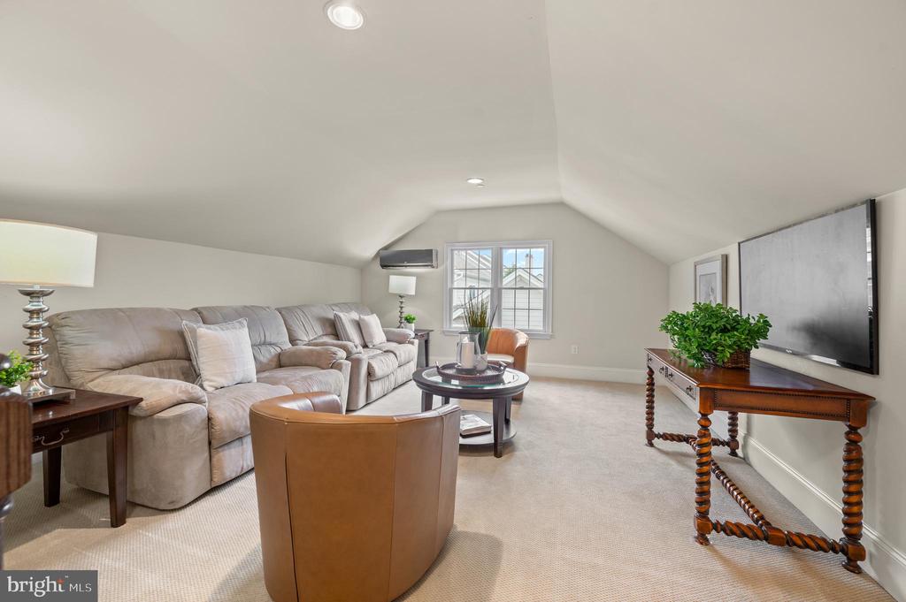 3728 LISETER GARDENS