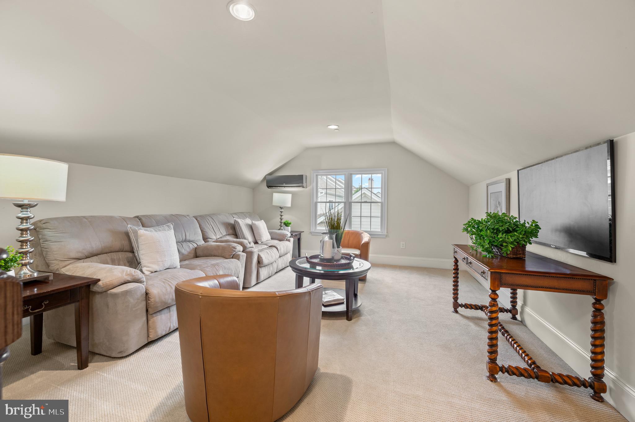 3728 LISETER GARDENS