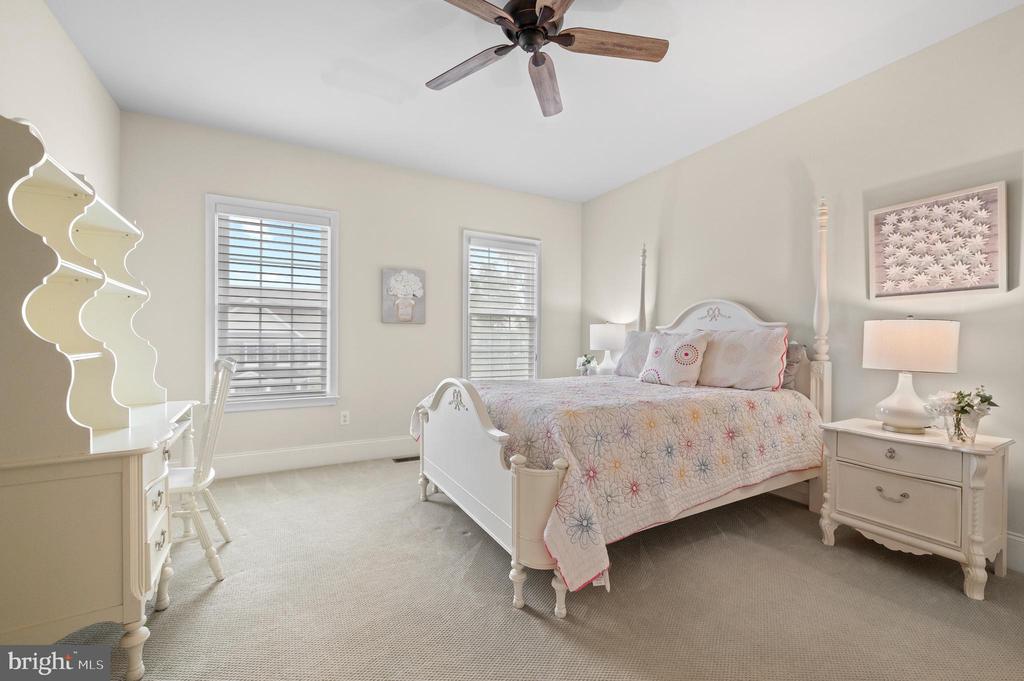 3728 LISETER GARDENS