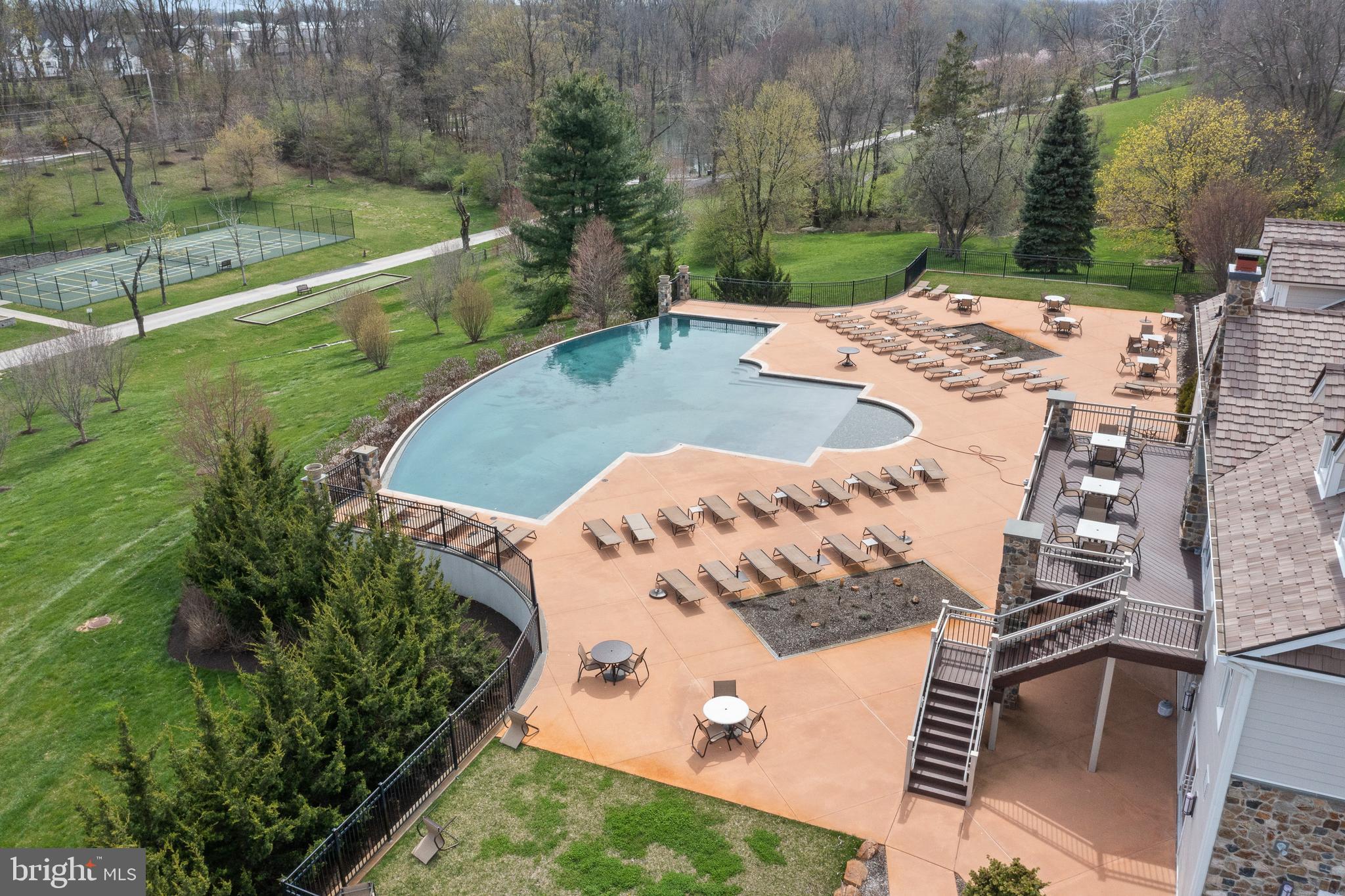 3728 LISETER GARDENS