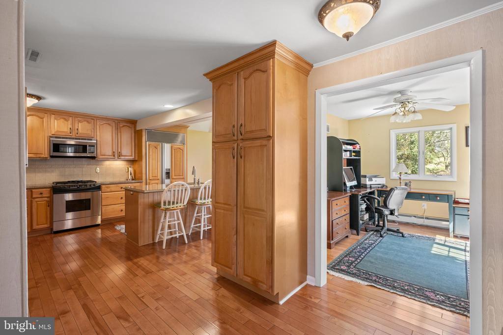 1005 EDWARDS DRIVE