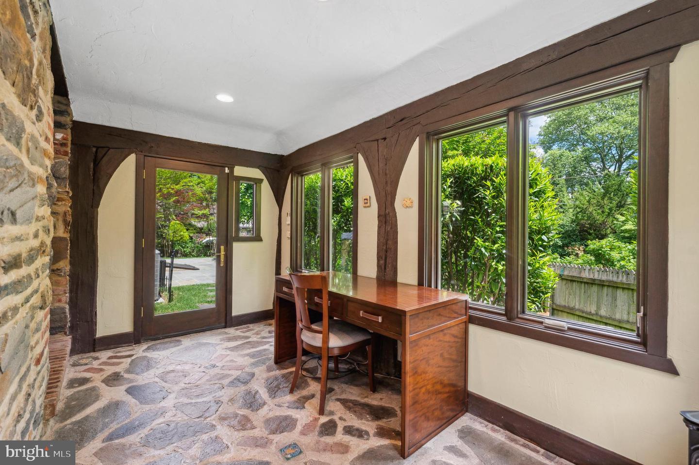 410 Arthurs Round Table