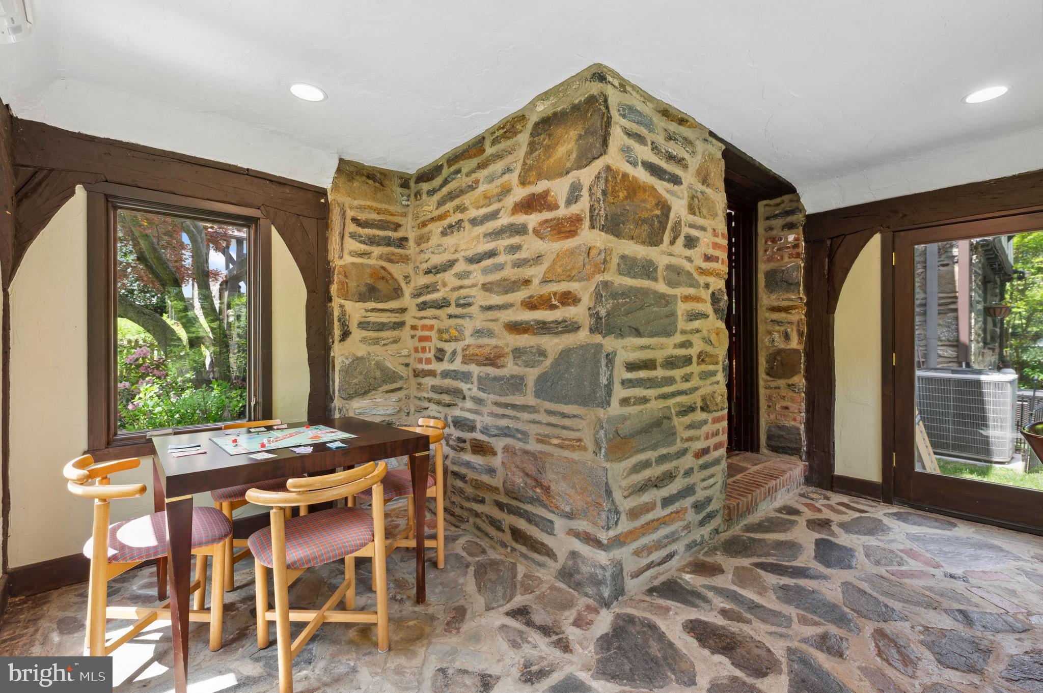 410 Arthurs Round Table