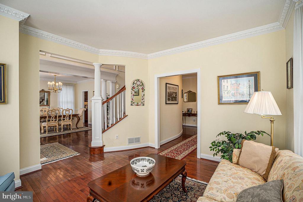 1018 RIVERVIEW LANE
