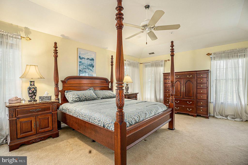 1018 RIVERVIEW LANE
