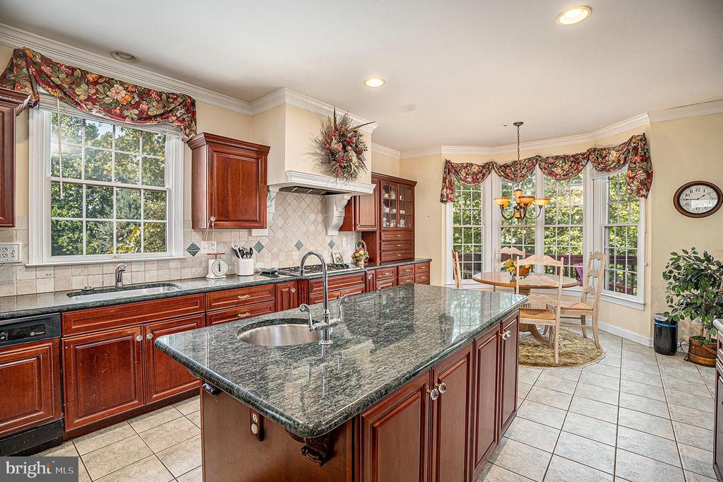 1018 RIVERVIEW LANE